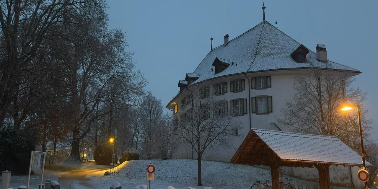 Schloss Münsingen im Winter mit Schnee